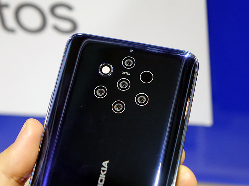 中央の下から2つがRGBカメラで、ほか3つはモノクロカメラ。ZEISSロゴの左右にはフラッシュとToFセンサーが並ぶ