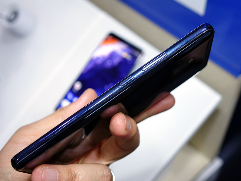 厚さは8mmで、ハイエンドスマートフォンでは一般的な数値