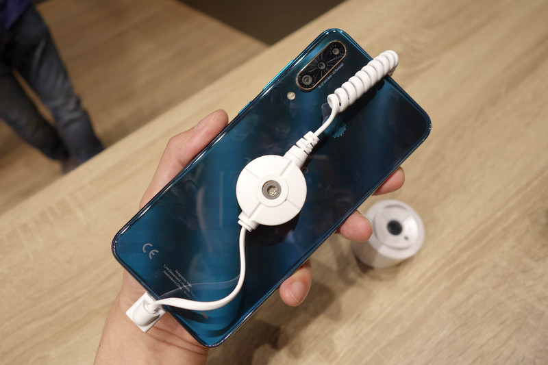 View3 Proの背面。上部中央に指紋センサーを搭載する