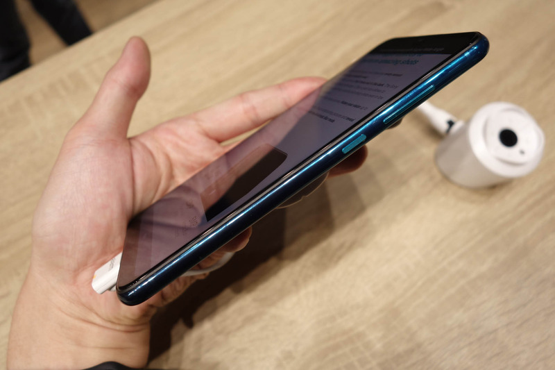 右側面には各種ボタンを搭載