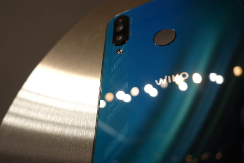 暗い場所など照明によってカメラ部の下に模様が浮き出るデザイン