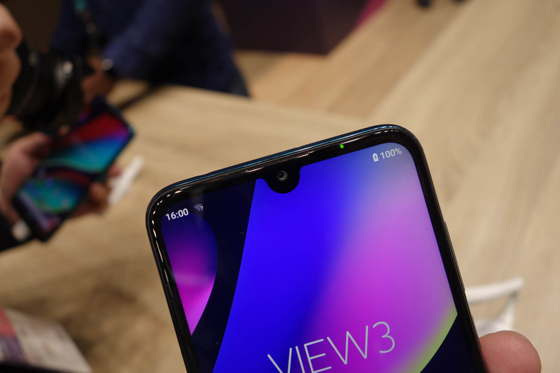 ノッチありのベゼルレスデザイン