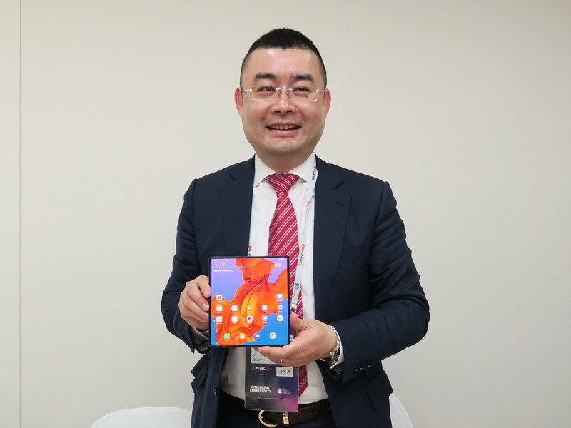 折りたたみスマートフォン「Mate X」を持つ呉波氏