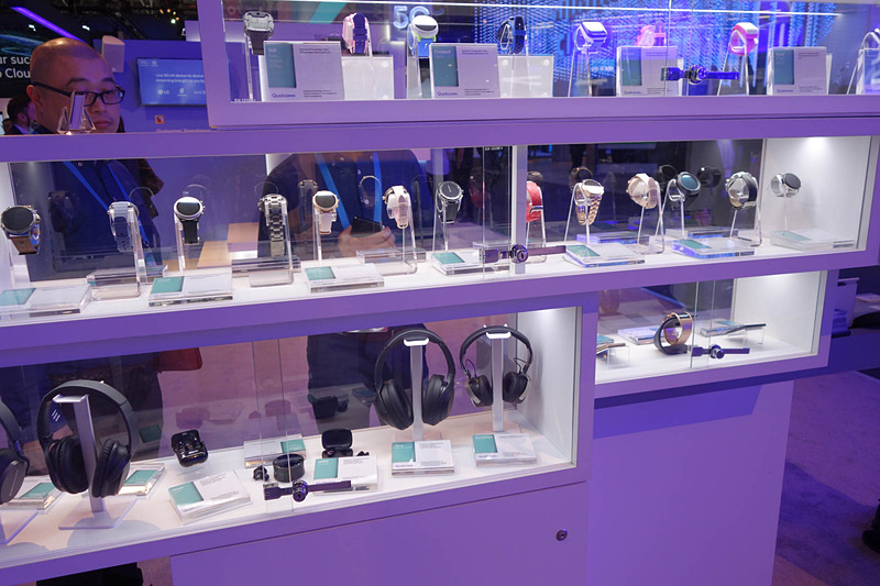 クアルコム製品を採用するウェアラブル機器なども展示されている