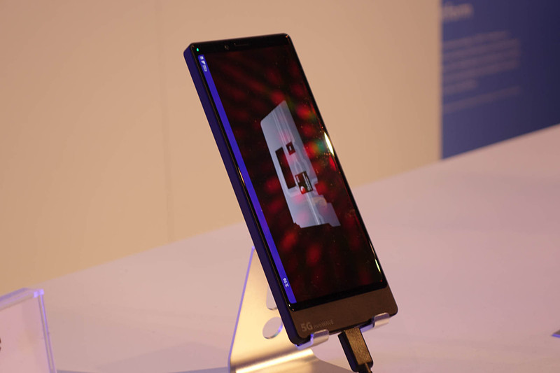 ソニーはエリクソンと共同で動画配信デモ。こちらはXperia 1ベースのプロトタイプ端末。ミリ波を使用