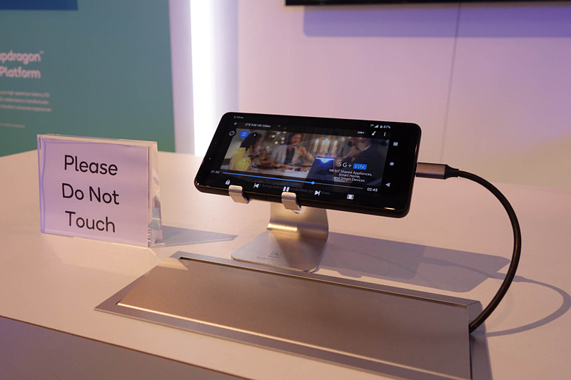 ZTEは単独で動画配信デモ。Sub-6帯を使用。直上に設置されたアンテナにもZTE製だった