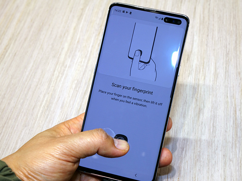 超音波式の指紋センサーを搭載