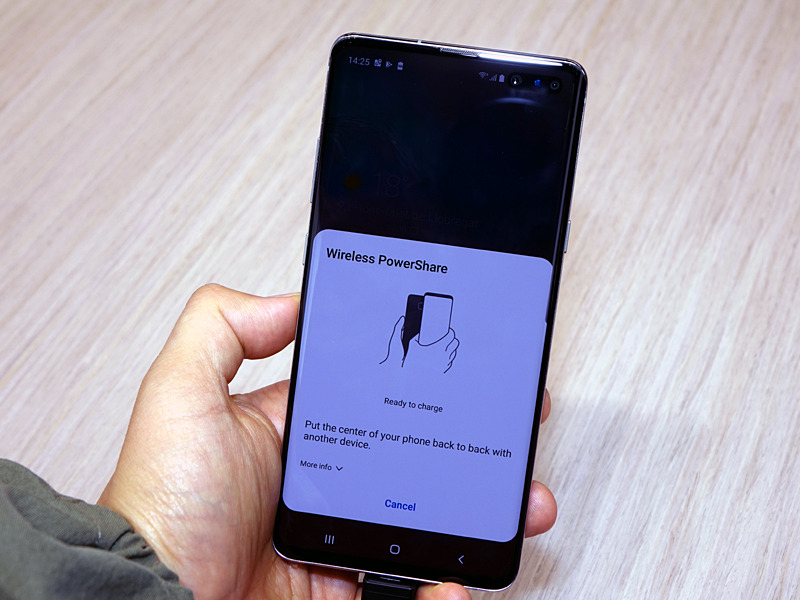 他のワイヤレス充電対応機器を充電するための「Wireless PowerShare」