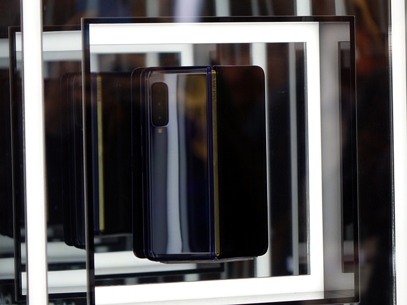 閉じた状態ではヒンジやカメラが見える