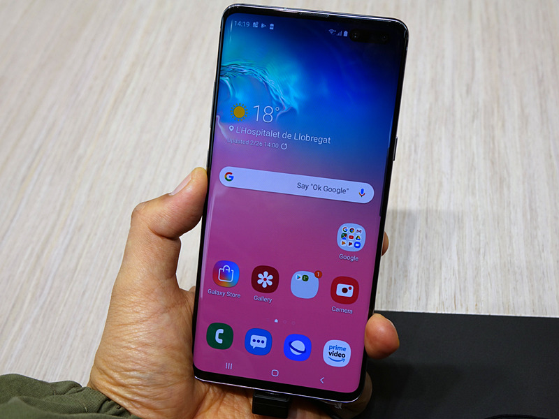 6.7インチとディスプレイが大きく、手に取ったときの存在感はGalaxy S10+以上