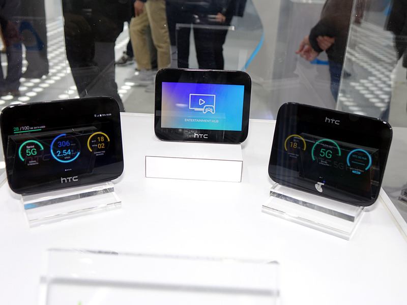 HTCの「HTC 5G HUB」。左がスプリント版で右がテルストラ版
