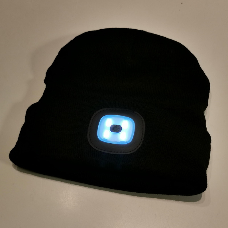 中央のボタンを押すと4個のLEDランプが点灯する