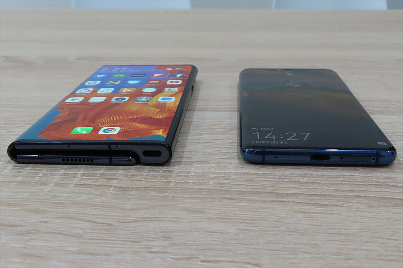 左がHUAWEI Mate X、右がHUAWEI Mate 20 Pro
