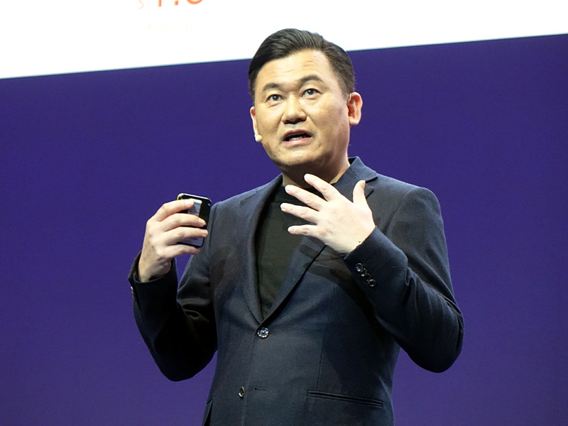 基調講演に登壇した三木谷氏