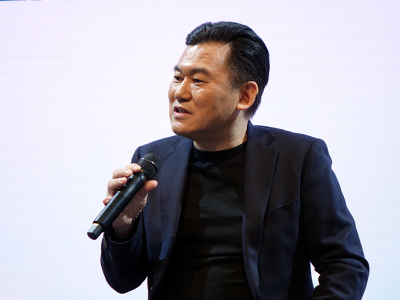 報道陣からの質問に答える三木谷氏