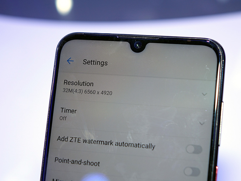 インカメラが3200万画素で、背面のカメラよりも高画素