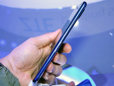 ZTE、5G対応の「AXON 10 Pro 5G」を出展、ミドルレンジも発表