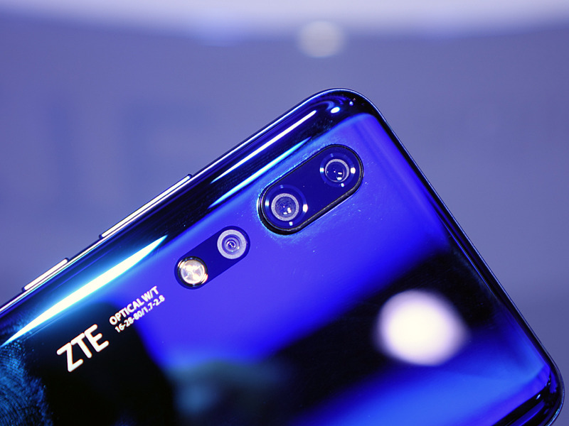 背面にはトリプルカメラを採用する