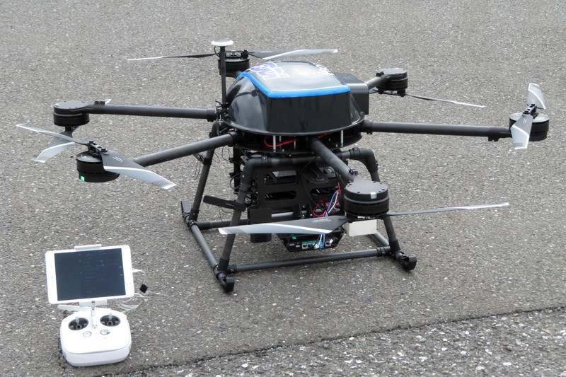 ドローン基地局と操作用タブレット