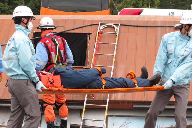 ドローン基地局で得られた情報を元に、レスキュー隊が救助を行う