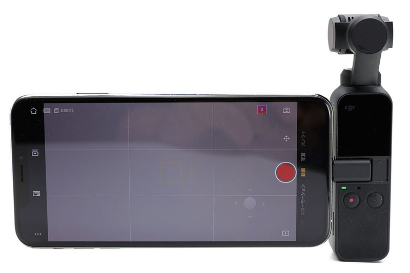 DJIのOsmo Pocket。棒状のコンパクトなカメラで、上部がスタビライザーとカメラです。「カメラを滑らかに動かしたり水平を保ったりする機構」を備えていて、誰でも手軽に「傾かず安定感のある映像」や「視野が滑らかに変化する動画」を撮影できます。