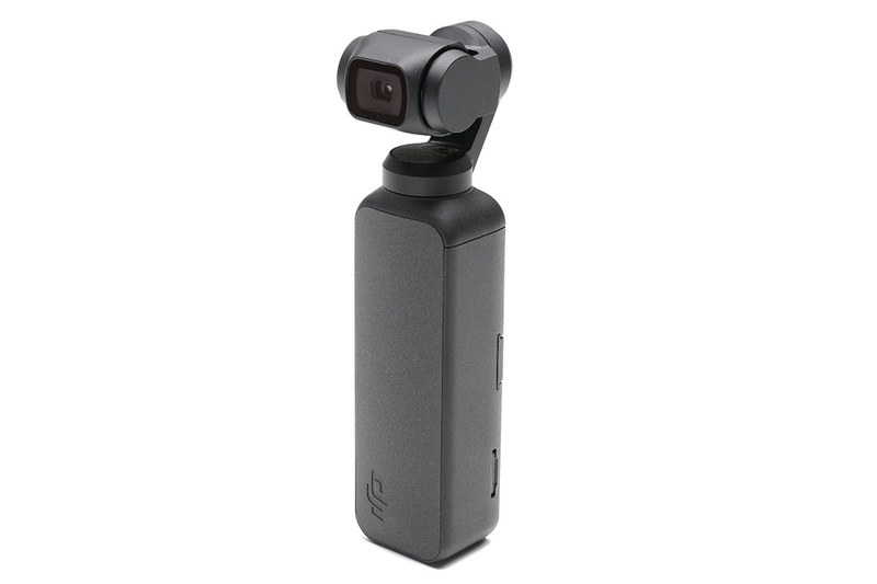 Osmo Pocketは自立しますので、立てて手近に置いておけます。ただ、不意に倒してしまうと、上部のカメラ・スタビライザー部にダメージがありそう。じゃあ横倒し？　それでもいいんですが、倒して置くときに、机上にカメラ・スタビライザー部が「カツン」と軽く当たったりして微妙な気分。右写真は付属のハードケースにOsmo Pocketを収めた様子。これならカメラ本体はほぼ完全に保護されますが、出し入れがちょっと面倒です。