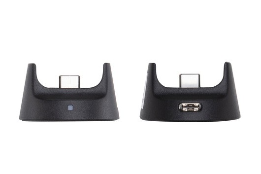 DJIのOsmo Pocket ワイヤレス モジュール。直販価格は税込7600円。えっ？　ナナセン……？　本来はOsmo PocketをWi-Fi接続対応にしてスマホから無線コントロールするためのアクセサリーですが、充電機能付きスタンドとしても使えます。このWi-Fiモジュールを買う予定がある方はスタンドを別途買う必要がないということで、一応ご紹介。