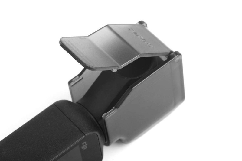 こちらはSunnylifeブランド品。税込980円でした。下部のみ開口していて、脱着時はフタを開閉するタイプのハードカバーです。フタをした状態で保管した場合、カメラ部が回転する方向へ力が加わるとフタが開いてしまうことがありますので、ラフに扱うには向かないカバーかもしれません。