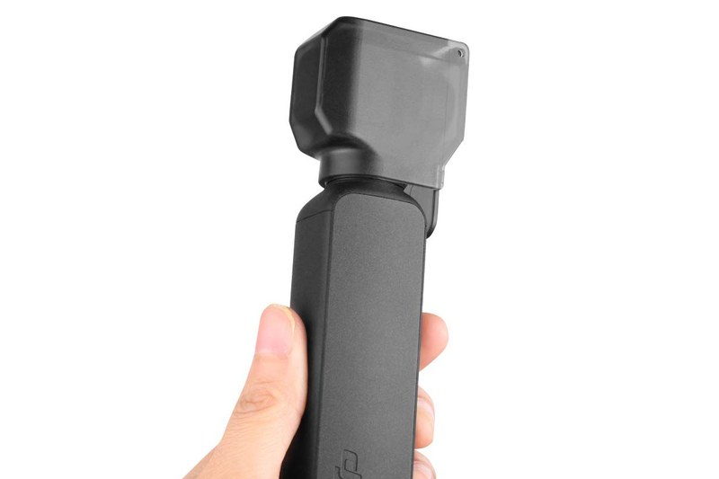 こちらはSunnylifeブランド品。税込980円でした。下部のみ開口していて、脱着時はフタを開閉するタイプのハードカバーです。フタをした状態で保管した場合、カメラ部が回転する方向へ力が加わるとフタが開いてしまうことがありますので、ラフに扱うには向かないカバーかもしれません。