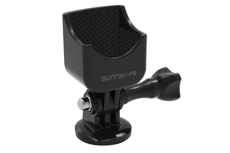 Taisionerブランド品。1250円でした。GoPro用マウントに固定するのに向くアダプターですが、付属パーツを使えば三脚にも固定できます。Osmo Pocketを抜き差しする感じで脱着でき、手軽に使えます。固定力もそこそこあって実用的。