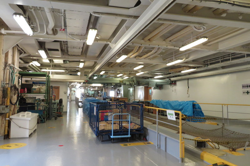 船内は柱のない構造で、ケーブルを引き込んで作業できるようになっている