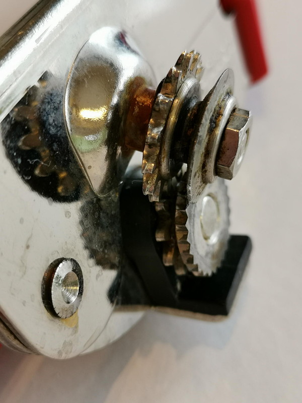 ロータリー式缶切りは2枚の歯車が缶の縁を掴み、ハンドルを回転させることで缶を回転させ、小さな丸刃が缶を切りきながら後退する仕組みだ