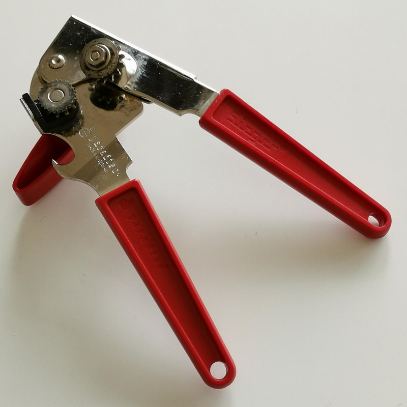 筆者宅に今も在るのはロータリー型の少しだけ進化した缶切りだが、同じく出番はないに等しい