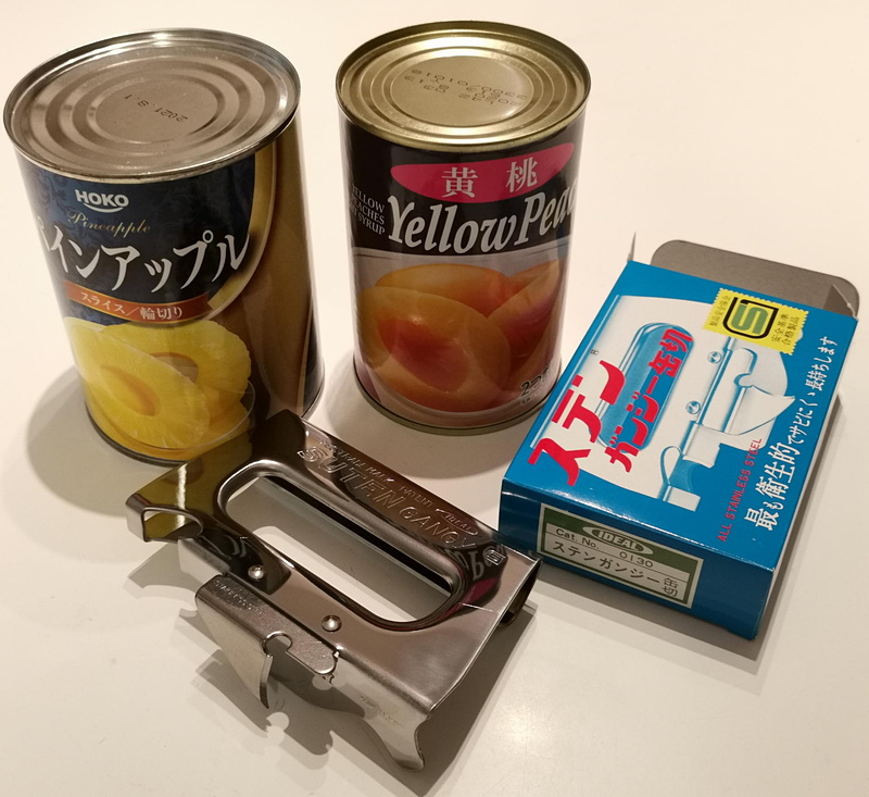 絶対に缶切りでないと開けられない缶を探すためスーパーマーケットに行き、パイナップルとピーチの缶詰を見つけた