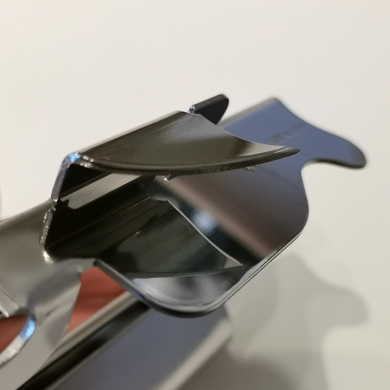 てこの原理で最初の穴を開ける鋭い爪のような歯が特徴だ