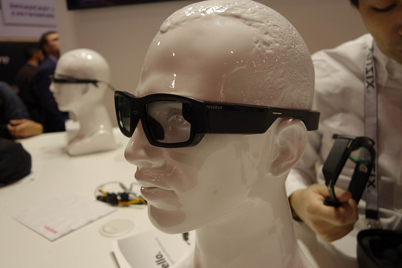 Vuzix Blade。見た目はほぼサングラスで、目とレンズの間隔が不自然に離れたりといったこともない