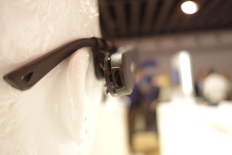 端子はUSB-Cになり、データ通信や映像出力と同時に電源供給するといった使い方が可能になる、かもしれない（詳細仕様は未発表）