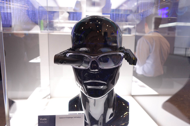 クアルコムブースでもM400は展示されていた。そちらではM300と同じようなバッテリユニットを反対側に装着している