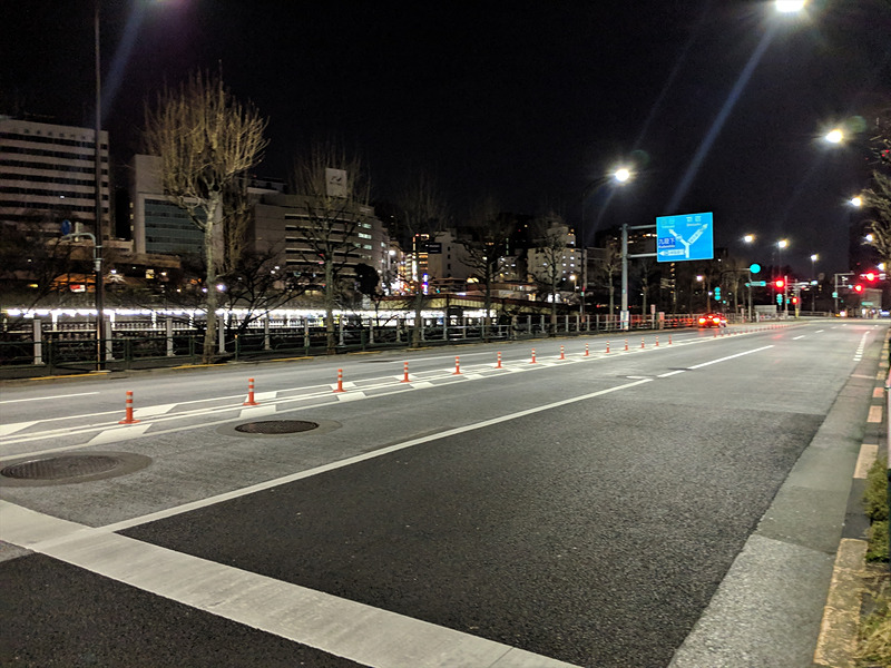 本来希望していた位置と異なる場所で待機することも（道路を挟んで反対側にタクシーが待機中の写真）