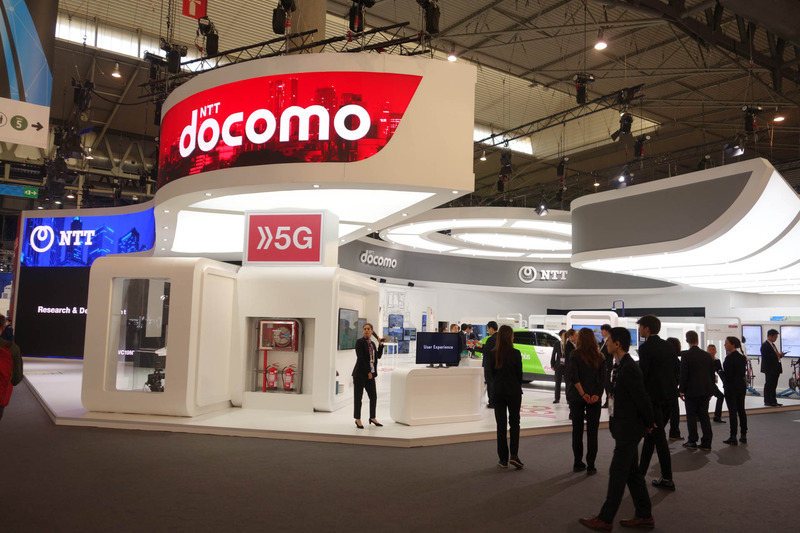 NTTグループブース。この写真ではドコモロゴが前面にあるが、奥のNTTロゴも含めて映像表示で、定期的に表示が入れ替わっている