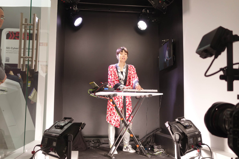 キーボード＆ボーカルの女性。別スタジオで演奏している