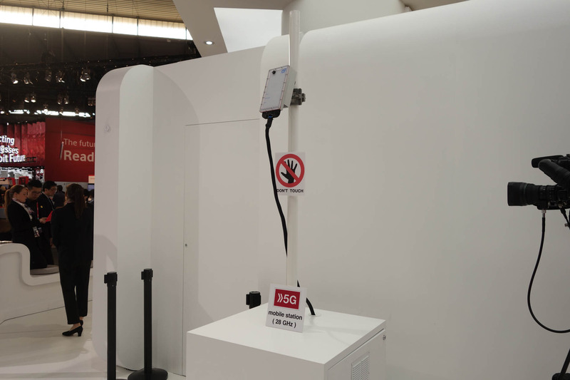 通信デモで移動機側をになうインテルの「モバイルステーション」。本体は下部に見切れているでっかい箱である