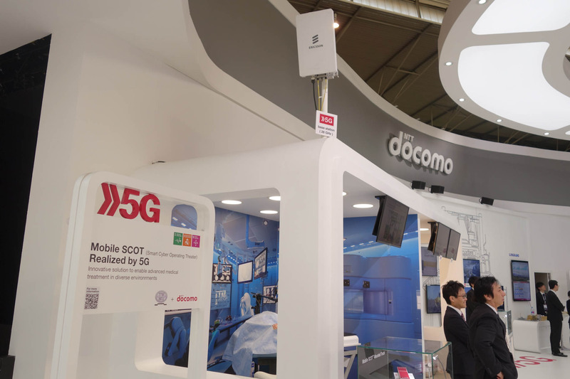 エリクソンの基地局アンテナ。このように会場内で実際に5G通信をすることで、各種デモを行なっている