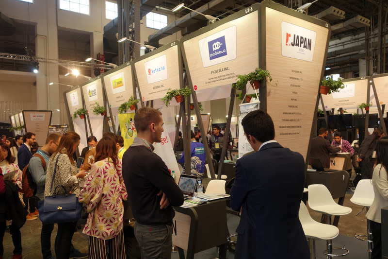 JETROパビリオン。このサイズの10社が展示する島が2つある