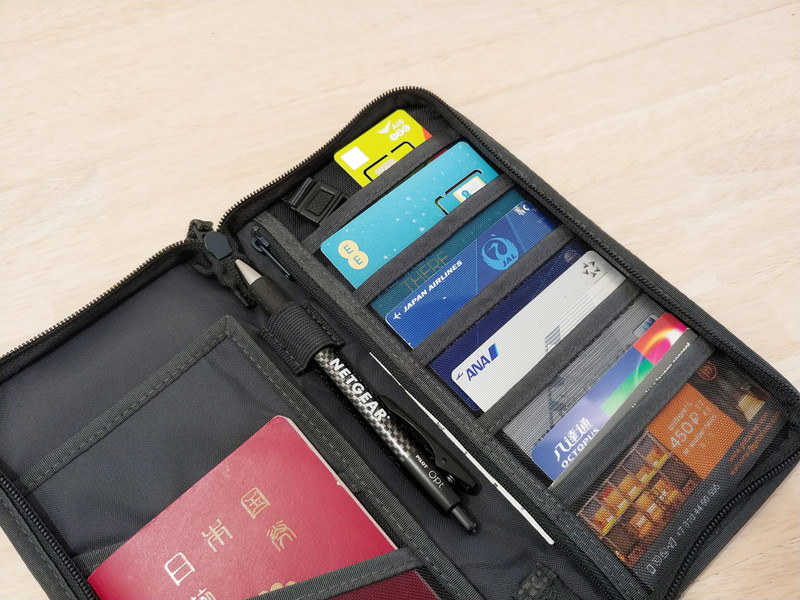 パスポートケースのポケット上2段にSIMカードを台紙ごと1枚ずつ入れてみたが、非効率ではある
