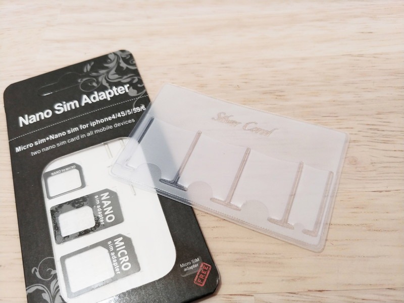 半透明で薄い樹脂素材のSIMカードホルダーを使うことにした