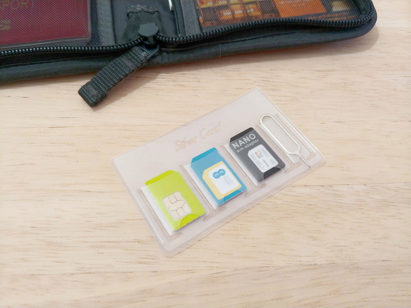 アダプターとともにSIMカードを入れてみた。右端の狭いポケットはSIMピンにぴったり