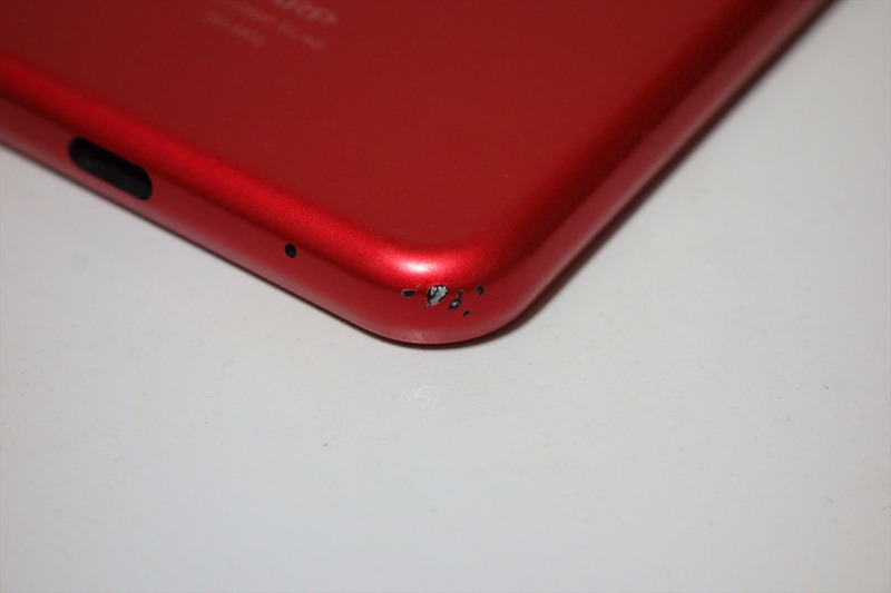 購入して数日で四隅にこういうガリキズができてしまいました……まだ目立ちにくいとは思うが、印象深い赤い塗装だけに、なるべく塗装剥げは避けたかったのだが……