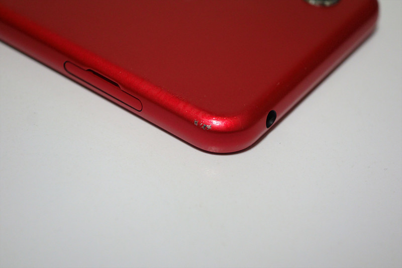 購入して数日で四隅にこういうガリキズができてしまいました……まだ目立ちにくいとは思うが、印象深い赤い塗装だけに、なるべく塗装剥げは避けたかったのだが……