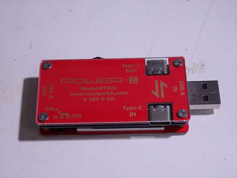 Power-Z KT-001の裏面。USB Type-Cのインとアウト。モード切替スイッチなどが見える